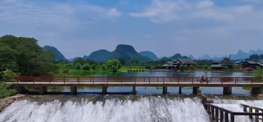 峰林作屏，湖水为镜